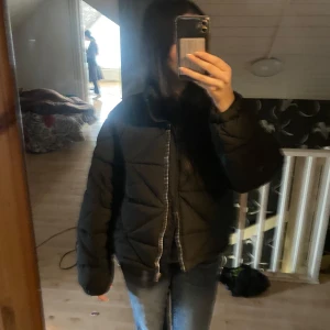 Svart pufferjacka Gina Tricot - Säljer en svart pufferjacka från Gina Tricot i storlek M. Jackan har en dragkedja framtill och är quiltad för extra värme. Perfekt för kyliga höst- och vinterdagar. Köpt föra vintern men har bara använt några gånger. Nypris 499kr