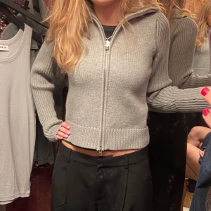 Grå zip up - Snygg grå stickad kofta med dragkedja framtill som går hela vägen upp. Knappt använd och köptes för 600kr🌷