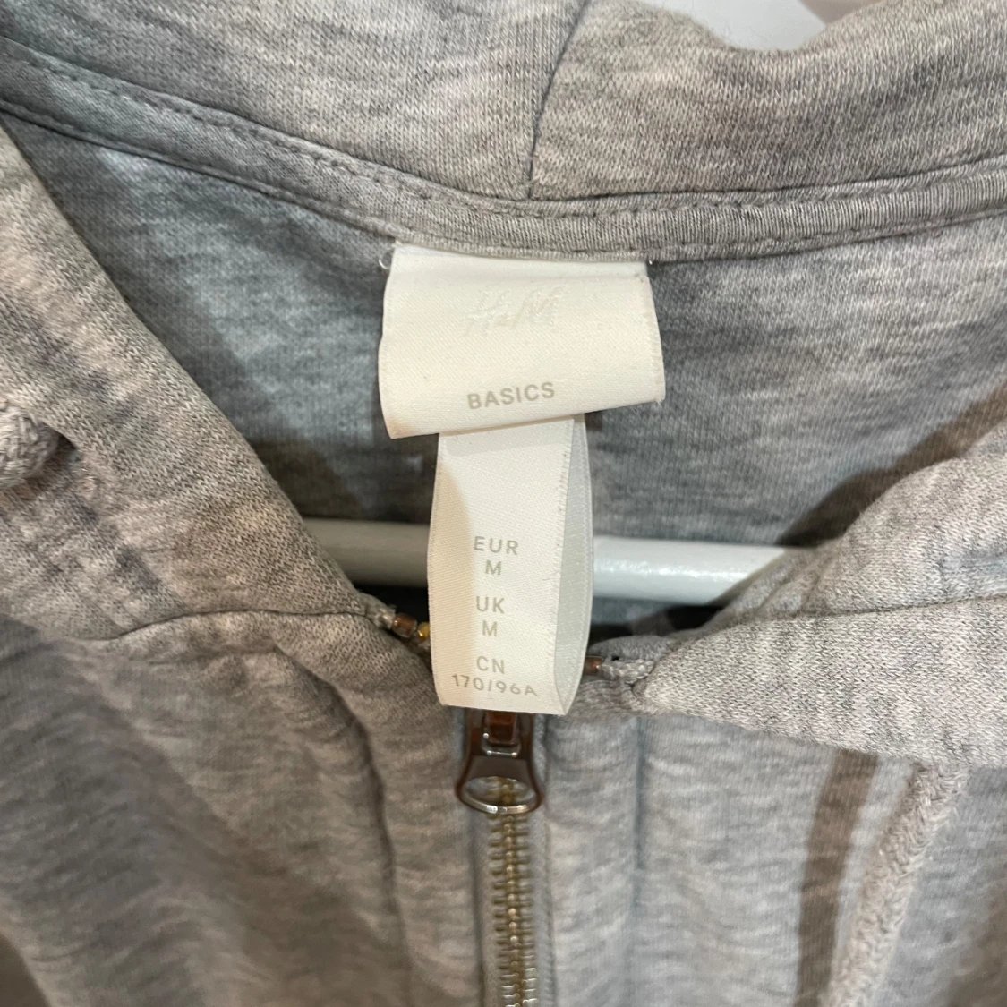 Grå hoodie från H&M - 90