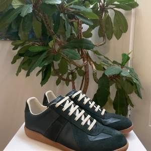 Maison Margiela GATS ”Deep Green” i storlek 42, använd endast fåtal gånger 10/10 skick, inga fel. Box och dustbag ingår! 🌲👟