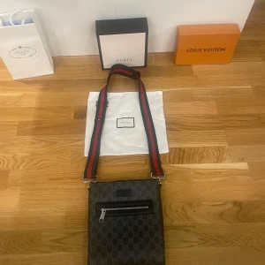 Gucci Messenger Bag  - Väskan är i nytt skick med dustbag! 