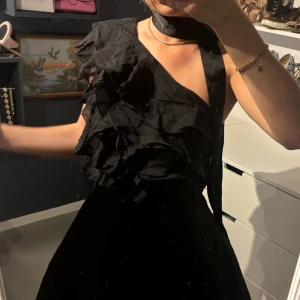 Svart oneshoulder klänning med volang - Säljer klänning jag har användt en gång då jag hade den en gång på nyår 