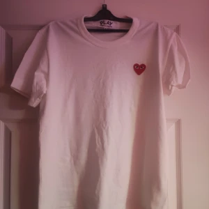 Comme des Garçons t-shirt - Säljer en vit t-shirt från Comme des Garçons. Det är storlek S och den var för liten för mig. Den är endast provad