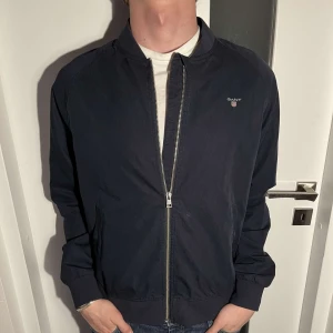 Gant jacka  - Tja säljer nu denna tvär feta Gant jackan som är i storlek 176 men passar som Small och skick 7/10 som ni kan se på bilderna. Modellen på bilden är 180.