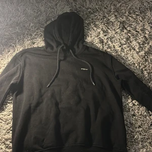 Skön hoodie - Väldigt bra skick och oversized i storleken. Knappast använd