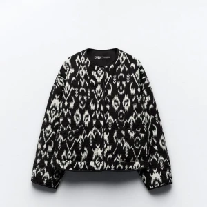 Svart och vit mönstrad jacka från Zara - Säljer en snygg svart och vit jacka från Zara med ett unikt mönster. Jackan har en normal passform och är perfekt för höst och vår. Den har långa ärmar och praktiska fickor framtill. Perfekt för att ge din outfit en stilfull touch!