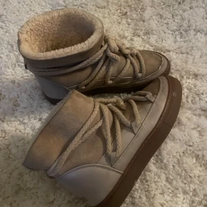 Beige boots med foder från Inuikii - Säljer mina supermysiga och fina beiga vinterskor från Inuikii. Använda men i bra skick🥰Köpa på NK i Göteborg för 3000 kr men säljer för 1000 kr😍😊
