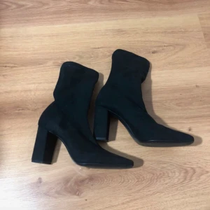 Svarta ankelboots/sockboots - Snygga svarta stövletter/sockboots med en klack och spetsig tå. Perfekta för höst och vinter, dessa boots ger en elegant touch till vilken outfit som helst. De är i väldigt bra skick då jag har använt dem endast 1 gång. 
