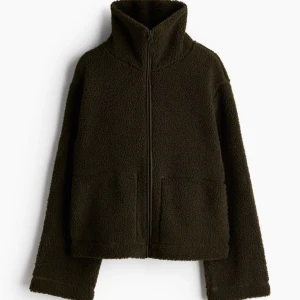 Teddyjacka / pilejacka hm - Slutsåld jacka från HM. Aldrig använd och prislappen är kvar. Säljer då jag fick tag på en annan färg som jag hellre ville ha 