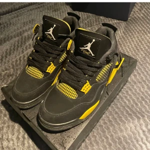 Svarta och gula sneakers - Säljer ett par snygga lightning thunders  i mycket bra skick. De har en cool design med svart bas och gula detaljer, inklusive snörning och mesh. Perfekta för både vardag och fest! 🖤💛