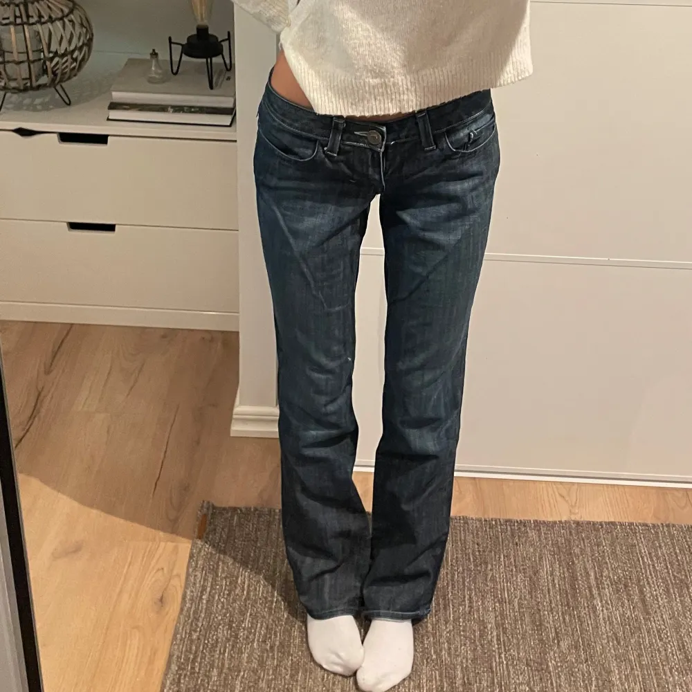 Säljer ett par mörkblå jeans i mycket bra skick. Lågmidjade bootcut jeans i storlek 27. Långa på mig som är 171. . Jeans & Byxor.