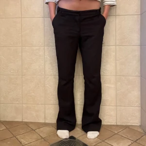 Svarta byxor - Ett par svarta kostym byxor som verkligen är jätte bekväma. Gammal modell❤️midjemått rakt över är 40 cm och innerbensmått 81 cm