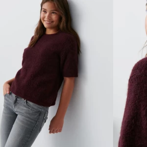 Stickad kortärmad tröja - Mörkröd ”y kn short sleeve top” från Gina i stl 170. Passar Xs-S. Slutsåld på Gina 💕 Helt ny med prislapp, endast testad! 🎀