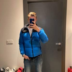 Säljer en snygg blå dunjacka från The North Face i storlek XL för ungdomar. Jackan har svarta detaljer och en dragkedja framtill. Perfekt för kalla dagar med sin varma och bekväma passform. Den har också praktiska fickor med dragkedja. Passar både för vardag och utomhusaktiviteter. Den är i ett mycket bra skick och jag säljer den för ändast 950 då den i nypris går för 2000 på ett ungefär. Hör av för mera bilder eller andra frågor!