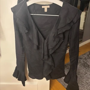 Volangtopp - Supersnygg volang blus/topp från hm. Använd 2 gånger köpte för ca 500 och slutsåld.