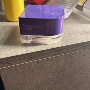BeautyAct by Kicks 1% Retinol Revive Night Lab Mask - En lyxig nattmask från BeautyAct med 1% retinol för att återuppliva huden medan du sover. Den kommer i en stilren lila och transparent burk. Perfekt för dig som vill vakna med en fräsch och strålande hy. Används på kvällen för bästa resultat.