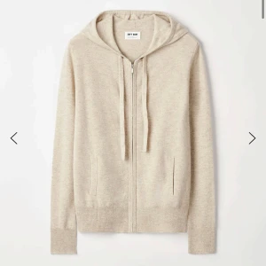 Beige hoodie från Soft Goat - Mysig beige hoodie från Soft Goat i kashmir. Den har dragkedja och långa ärmar, perfekt för kyliga dagar. Supermjuk och stilren design som passar till allt. Ett måste i garderoben för både höst och vinter! Skriv för egna bilder!❤️den är i M men passar mig som har xs/s