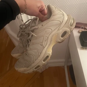 Nike Tn - Nike TN valentines/alla hjärtans dag edition. Använda/ små defekter därav pris. Går att förhandla (köpa för 2300)