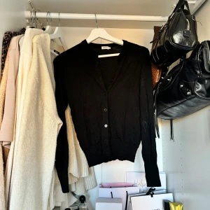 Svart kofta från Filippa K - Säljer en stilren svart kofta från Filippa K i storlek XS.  Köpt för 1500 kr men säljs för 700💗