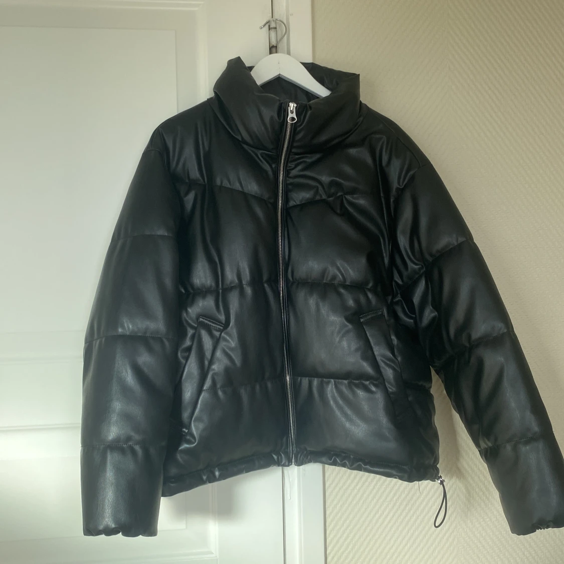 Svart pufferjacka