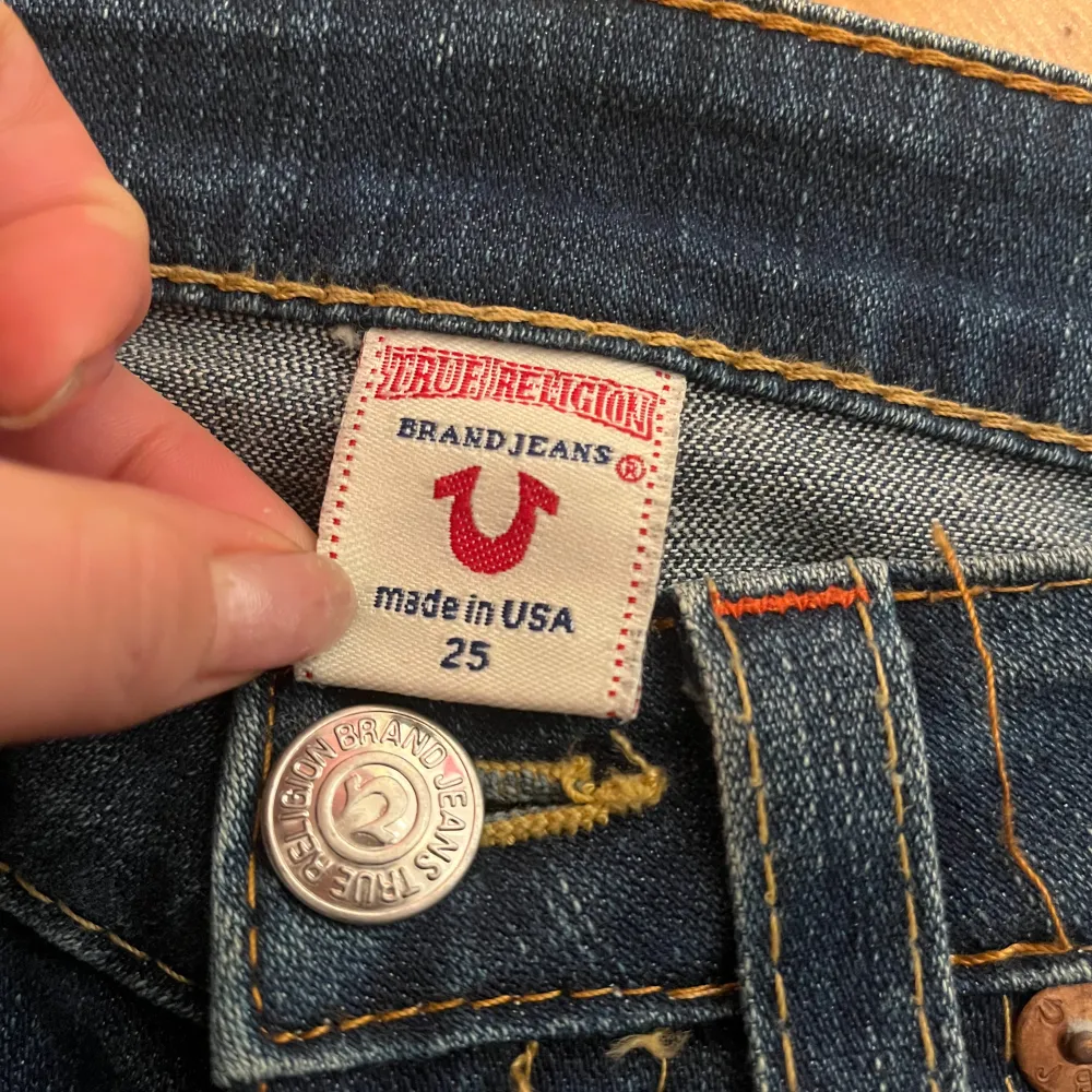 Superlågmidjade true religon jeans. Dom ser ganska raka ut men sitter som bootcut. Jag är 165 och dom är ca 15 cm för långa för mig. Så passar bra om man är lång! (Om ni vill kan jag sy upp dom så att dom blir kortare i benen) inga defekter! Skriv gärna om ni har frågor💗. Jeans & Byxor.