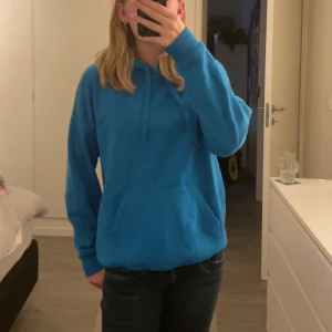 Blå hoodie  - Säljer min blåa hoodie då den inte kommer till användning. Den är använd men har inga defekter eller något. 