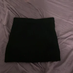Svart kjol från Gina Tricot - Snygg svart kjol från Gina Tricot i storlek S. Kjolen har en tight passform och är perfekt för både vardag och fest. Den är gjord i ett mjukt material som känns bekvämt mot huden. En klassisk och stilren design som är lätt att matcha med olika toppar och accessoarer. Orginal priset är 230kr💕