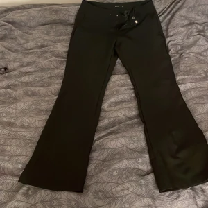Kostymbyxor från BIKBOK - Väldigt fina kostymbyxor som passar till allt, bootcut med lågmidja i storlek 38