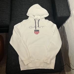 Hoodie GANT Helt ny - Helt ny hoodie från GANT. Skitsnygg och fräsch, inga defekter eller liknande. Storlek M och passar M. Priset ej hugget i sten, kom gärna med bud