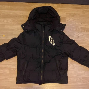 Trapstar London Shooters pufferjacka - Trapstar shooters jacka. Har ett hål men gå lätt att sy ihop. Storlek S