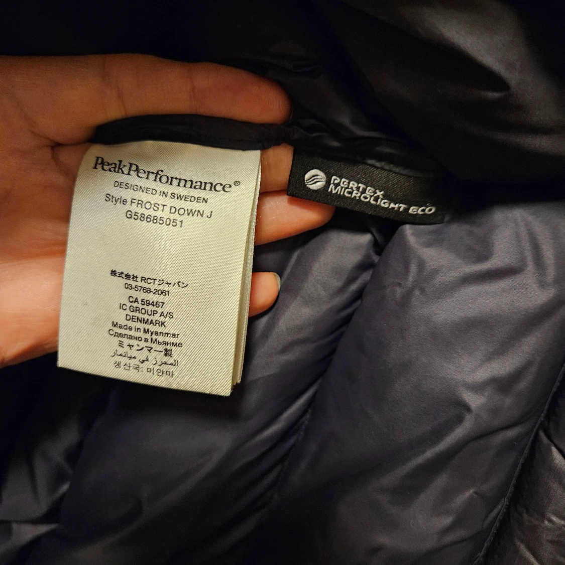 Svart dunjacka från Peak Performance - 92