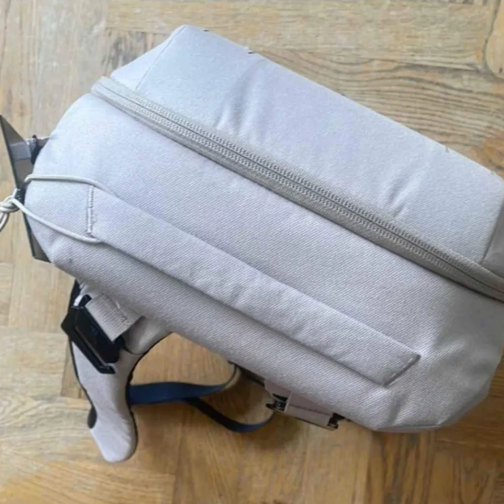 Säljer en helt ny, stilren, beige ryggsäck från Db. Den har en minimalistisk design med en praktisk dragkedja och justerbara axelremmar. Perfekt för vardagsbruk eller resor. Ryggsäcken har ett rymligt huvudfack och flera mindre fack för enkel organisering.. Laukut & Käsilaukut.