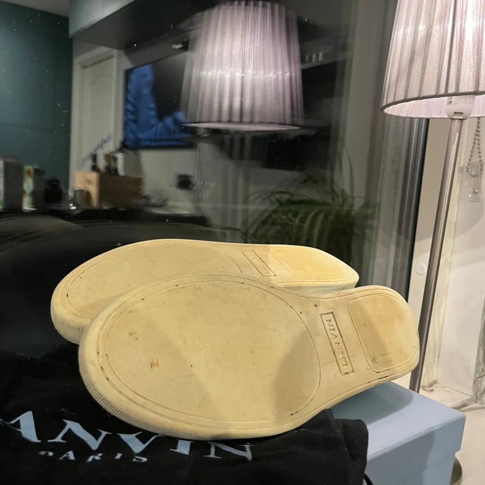 Säljer ett par snygga Lanvin sneakers i beige mocka med grå skinn detaljer. De har en klassisk snörning och en vit sula. Perfekta för både vardag och fest! Skorna är i mycket bra skick och kommer med originalförpackning. De är i storlek 43 passar mellan 42-44, allt tillkommer dust bag och box. Om du har några eventuella frågor är det bara att ställa dom! Mvh Alvin. Skor.