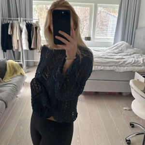 Svart stickad tröja - Säljer en svart stickad tröja i storlek M. Den har ett snyggt hålmönster och är perfekt för lager-på-lager-stil. Tröjan är långärmad och har en lös passform som gör den superbekväm. Perfekt för höst och vår! Lappen kvar! Oanvänd!