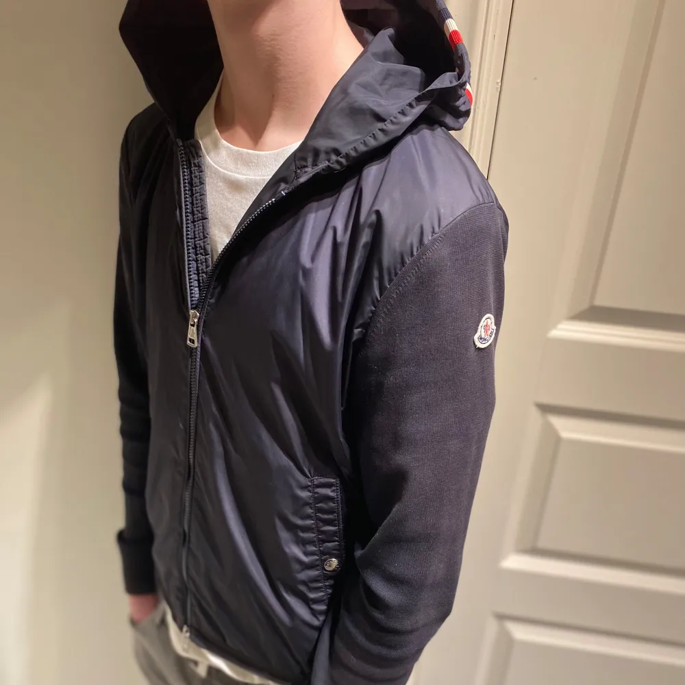 Hej! Säljer nu denna sjukt snygga och populära Moncler cardigan. Självklart äkta (äkhetskontrollerad).  Bra skick utan större tecken på användning. Storleken är M, modellen är 187 och den är någpt liten. Hör av vid frågor/funderingar! //SR. Jackor.