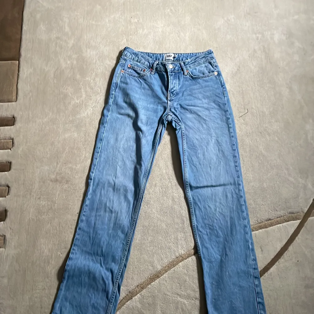 Säljer ett par klassiska blå jeans i mycket bra skick. De har en straight passform och är perfekta för vardagsbruk, både vår och höst!. Jeans & Byxor.