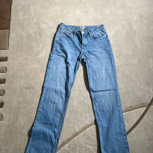 Blå jeans från lager 157 - Säljer ett par klassiska blå jeans i mycket bra skick. De har en straight passform och är perfekta för vardagsbruk, både vår och höst!