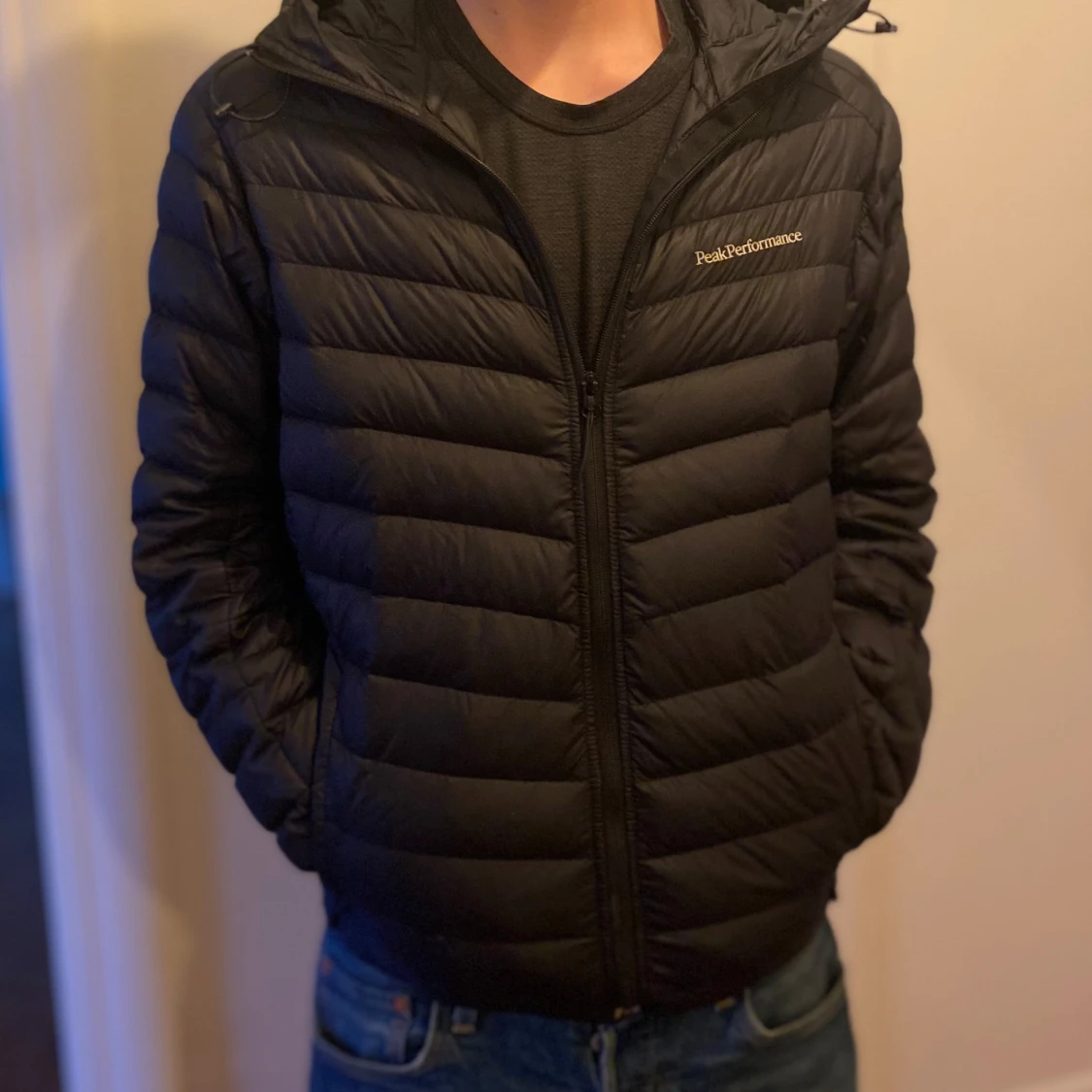 Svart dunjacka från Peak Performance - 90