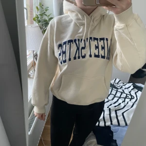 Beige hoodie med tryck - Säljer en supermysig beige hoodie med texten 'SWEETS' i mörkblått på framsidan. Perfekt för chilliga dagar eller när du bara vill vara bekväm. Unisex hoodie använd ett fåtal gånger (XS)