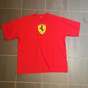 Vintage Ferrari Tshirt - Vintage ferrari tshirt i storlek XL men sitter mer som M/L. Passar mig som vanligen har M/L, säljer eftersom jag knappt använder den. 