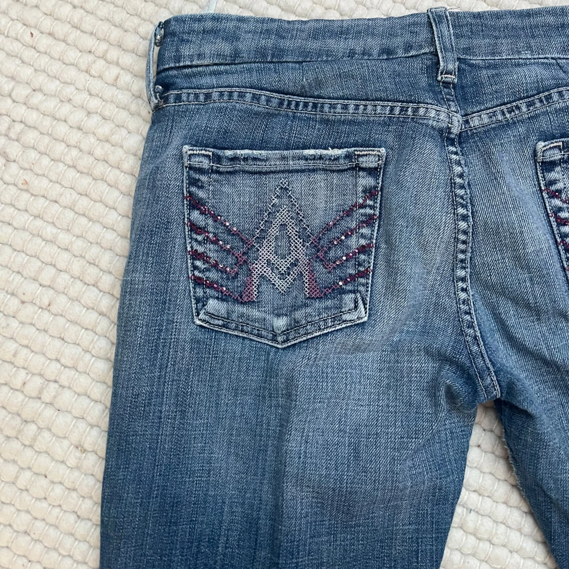 Blå bootcut jeans med unika bakfickor - 91