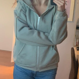 Grön hoodie från Shein - Mysig grön hoodie från Shein i storlek L. Den har en dragkedja framtill och en skön huva. Perfekt för höst och vår, med långa ärmar och ribbade muddar. Passar både till vardags och chillkvällar. 🧥💚