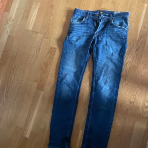 Blå jeans från Lee  - Säljer ett par jeans från Lee. Finns inga större anmärkningar på dem. Säljer de för att de är lite för små för mig. Storleken är W29 L32 och är Slim jeans. Tveka inte på att skriva om ni har några frågor. 