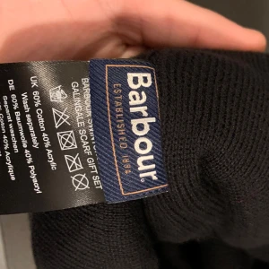 Svart mössa från Barbour - HELT NY! Mössa från barbour som jag nyss köpte tillsammans med en halsduk, och ville enbart ha den och säljer därför mössan