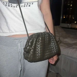 Bottega liknande väska  - Såå fin väska från Jackie! Bra storlek 😇nypris 2800kr