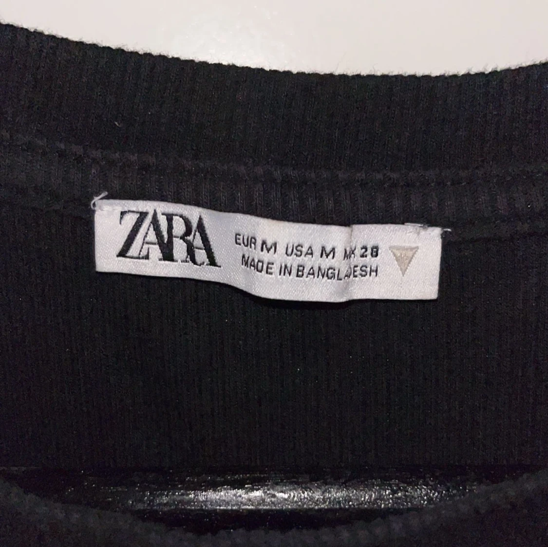 Svart topp med volangärmar från Zara - 92