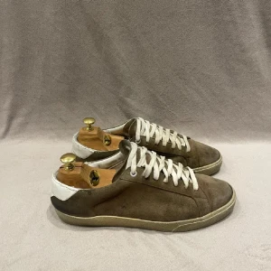 Saint Laurent skor court - Tjo!!!! Folket säljer dessa feta ysl skor för ett super pris. Endast skor. Storlek 43. 