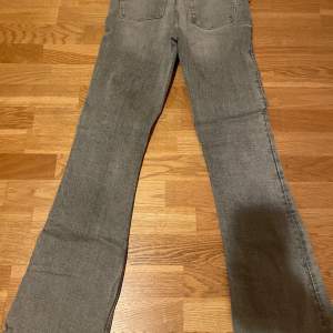 Säljer ett par grå jeans från Gina Tricot i storlek 164. De är i bra skick. Perfekta för vardag med en bekväm passform.