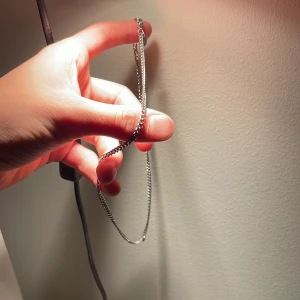 Silverfärgat halsband från Deuc Sweden - Säljer ett stilrent silverfärgat halsband från Deuc Sweden. Kedjan är enkel och elegant, perfekt för både vardag och fest. Märket är ingraverat på en liten rund bricka vid låset. Passar perfekt som en subtil accessoar till vilken outfit som helst. Kedjan är 3 mm på bredden och 50 cm i längd. Nypris: 350 kr, Pris hos oss: 49 kr