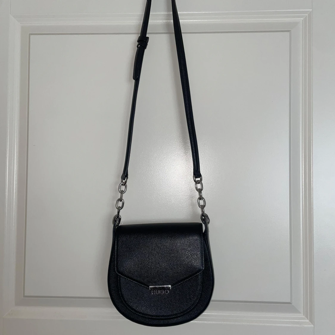 Svart axelväska från Hugo Boss - 90